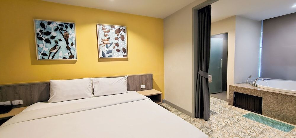 Recenta Suite Phuket Suanluang Superior Double Room, Bathtub 7