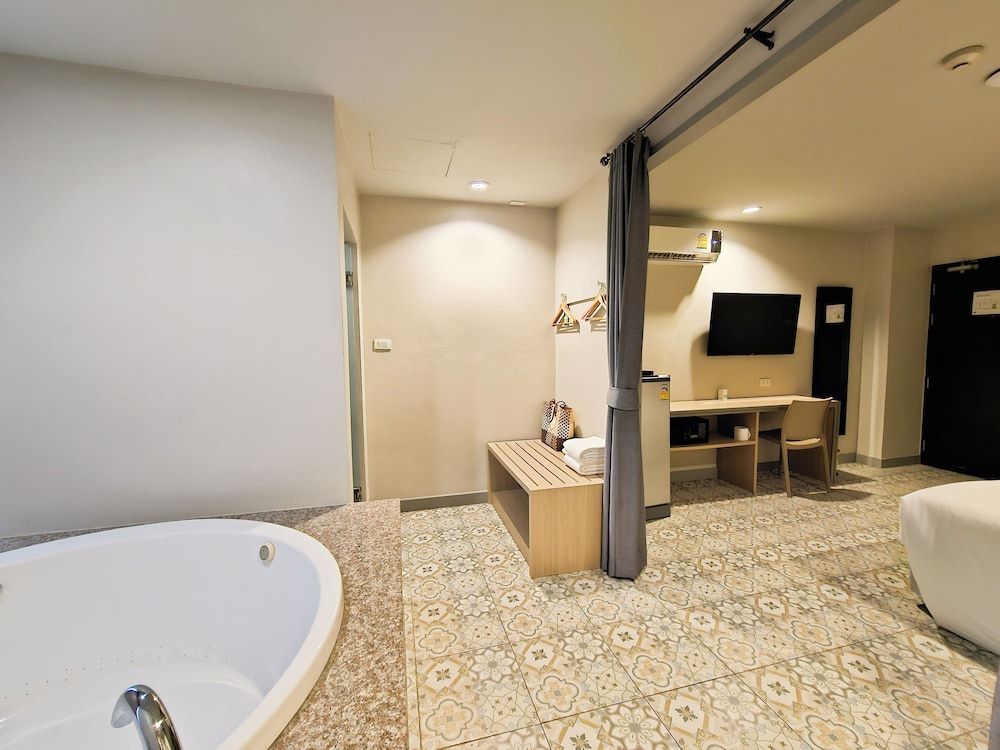 Recenta Suite Phuket Suanluang Superior Double Room, Bathtub 12