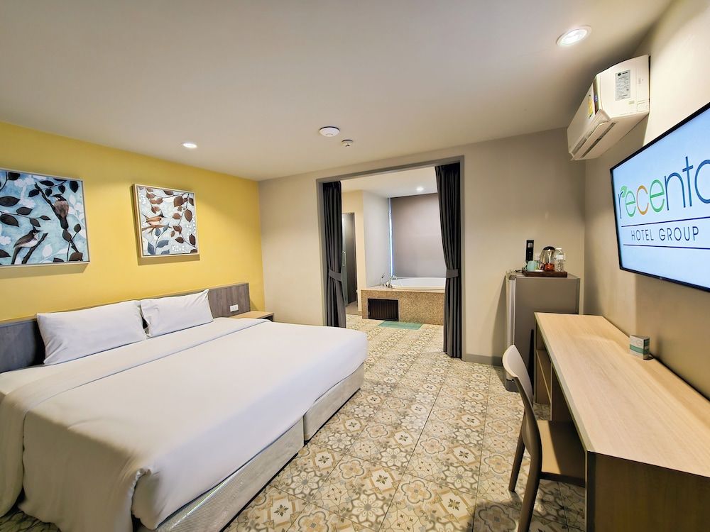 Recenta Suite Phuket Suanluang Superior Double Room, Bathtub 4