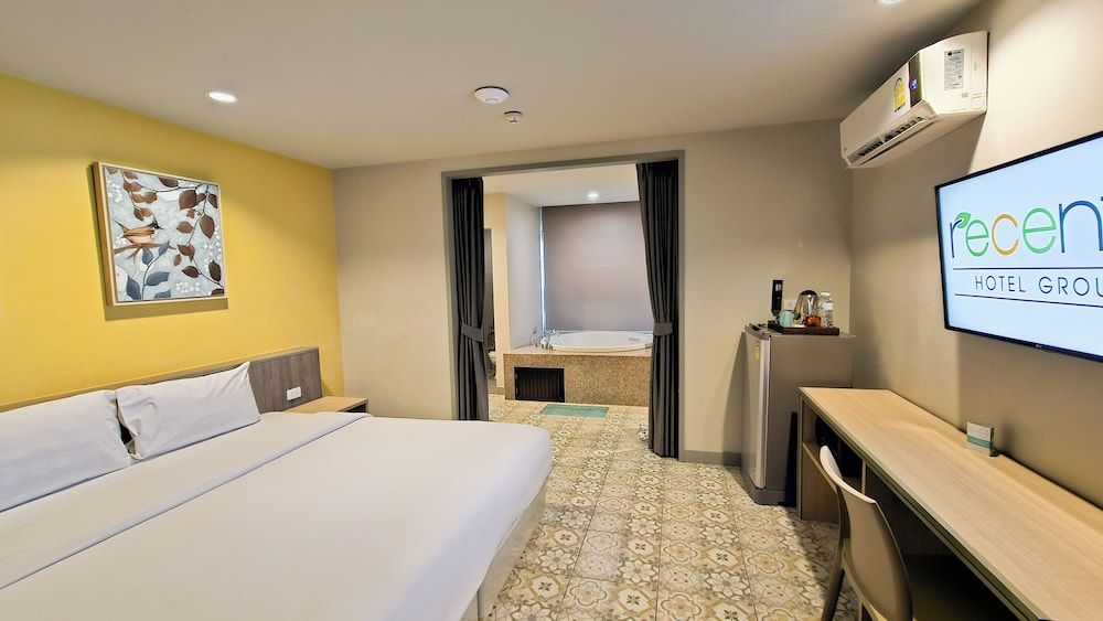 Recenta Suite Phuket Suanluang Superior Double Room, Bathtub 6