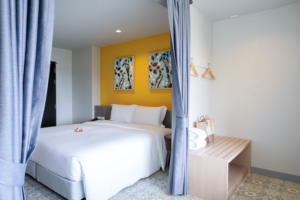 Recenta Suite Phuket Suanluang Superior Double Room, Bathtub 3