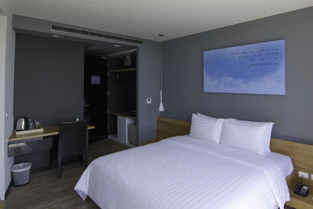 Kalm Bangsaen Hotel Pool View 4