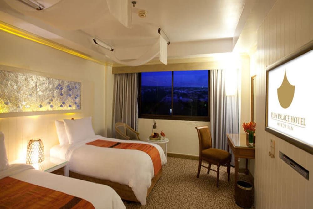 Ploy Palace Hotel Deluxe Twin Room 3