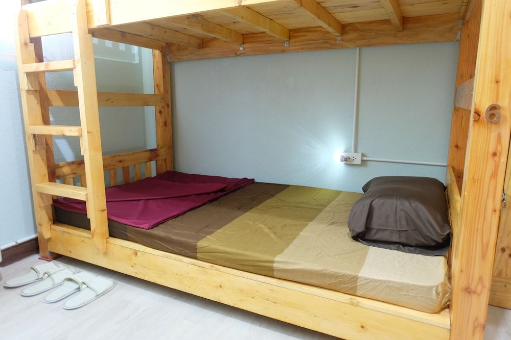 Plearn Hostel 10 Bed Male Dormitory-Twin 3
