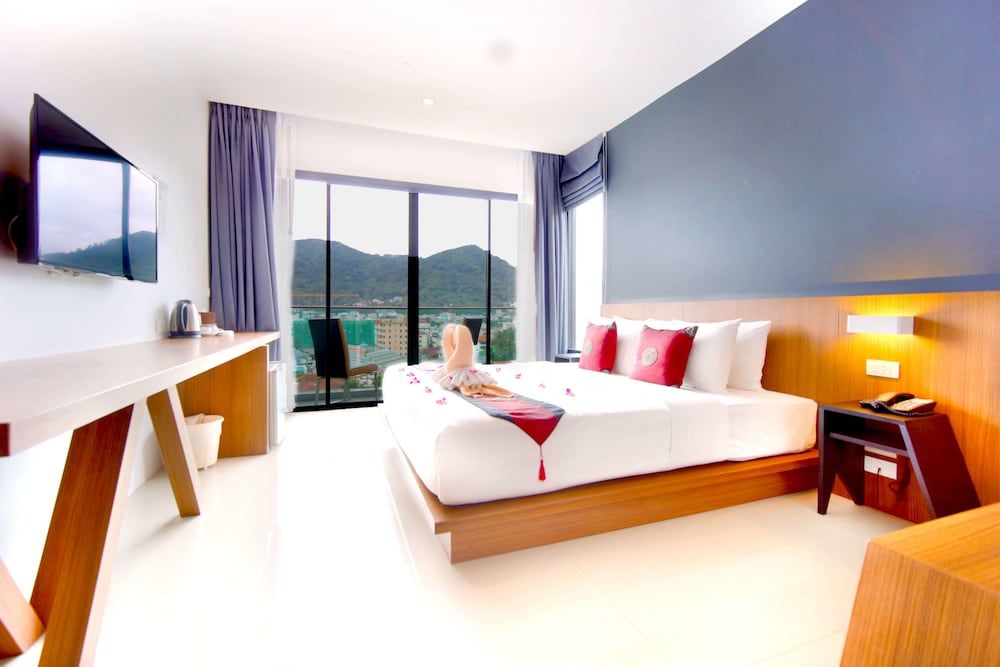 Phoenix Grand Hotel Superior Double Room 6