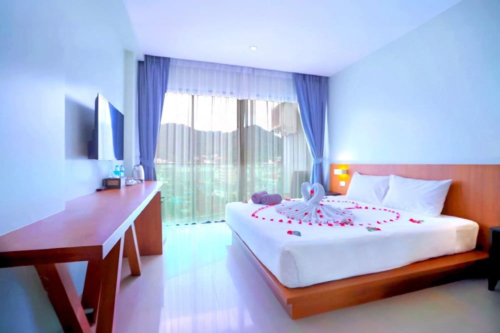 Phoenix Grand Hotel Superior Double Room 11