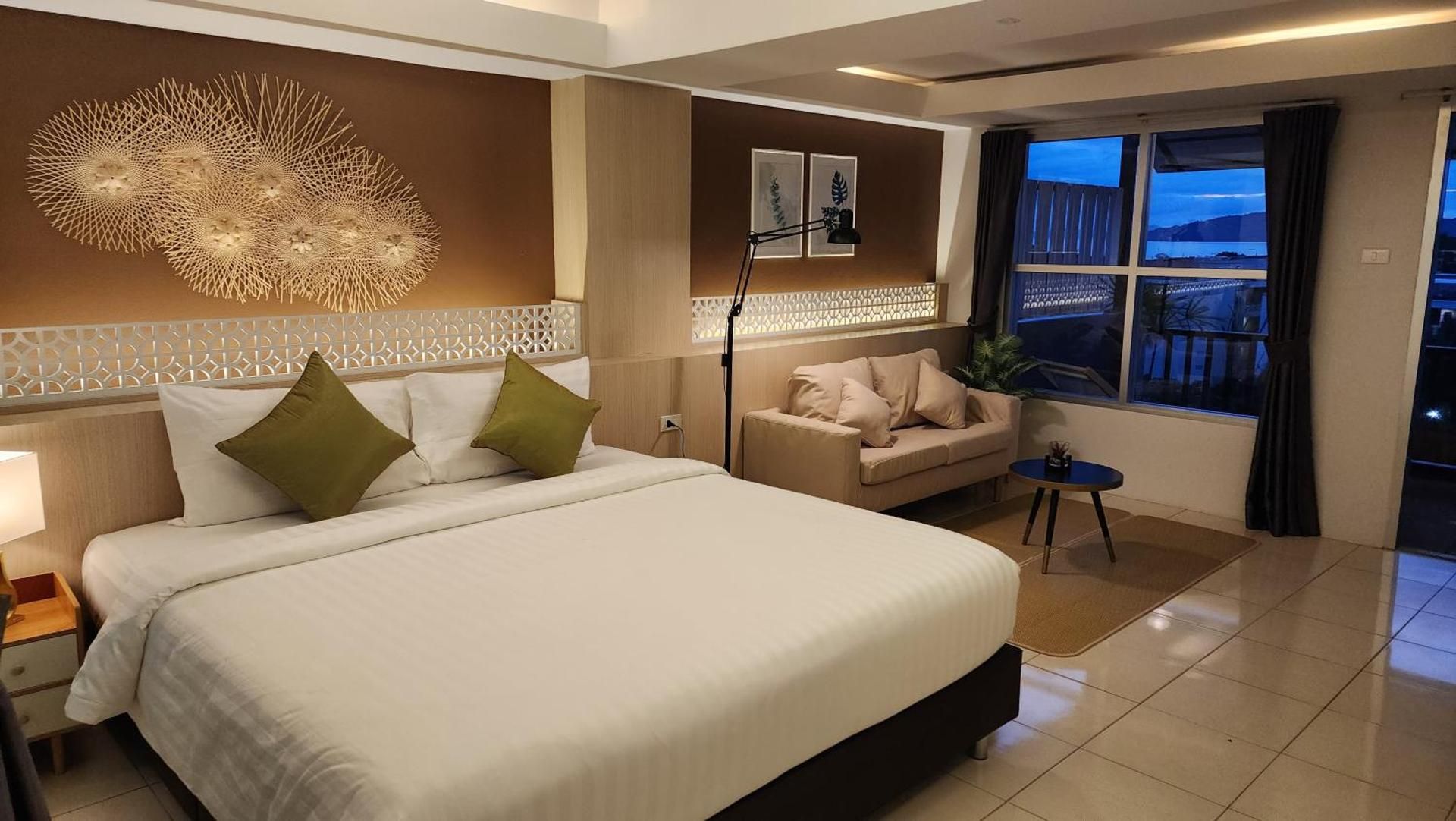 Deluxe Room with Sea View and Balcony