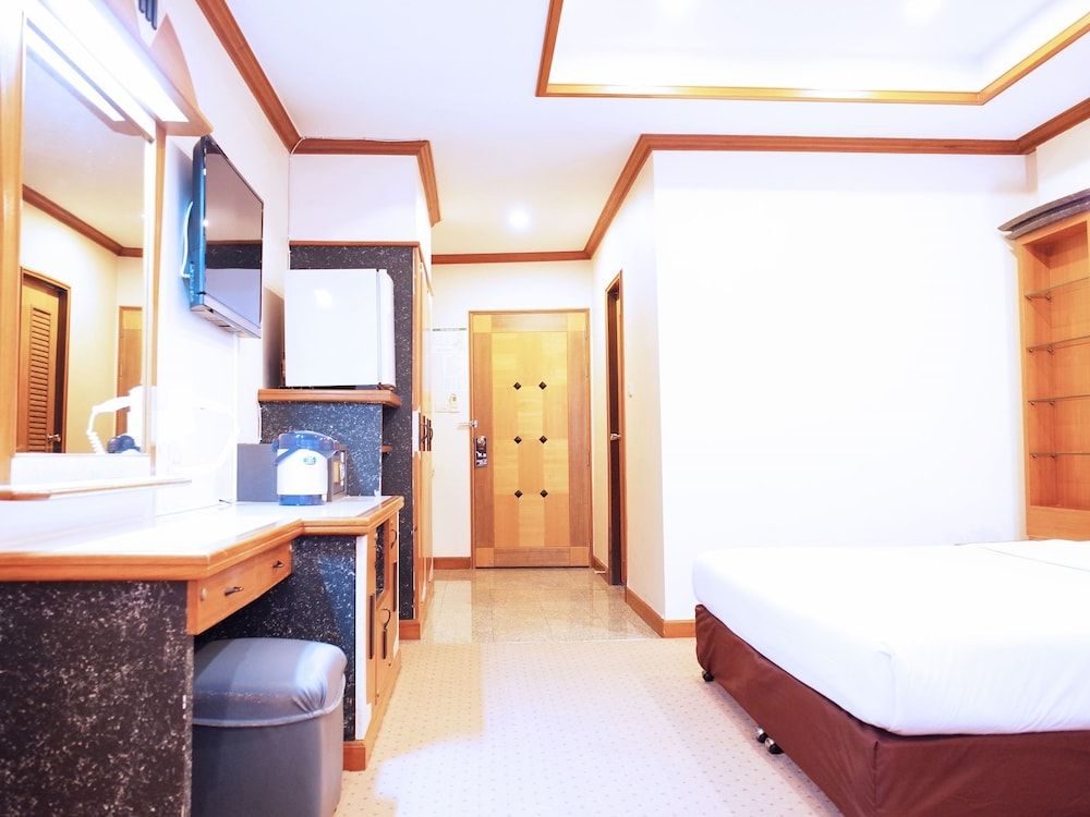 The Bavana Surawong Bangkok Deluxe Double or Twin Room 4