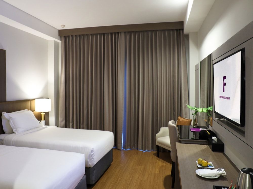 Deluxe Room, Poolside