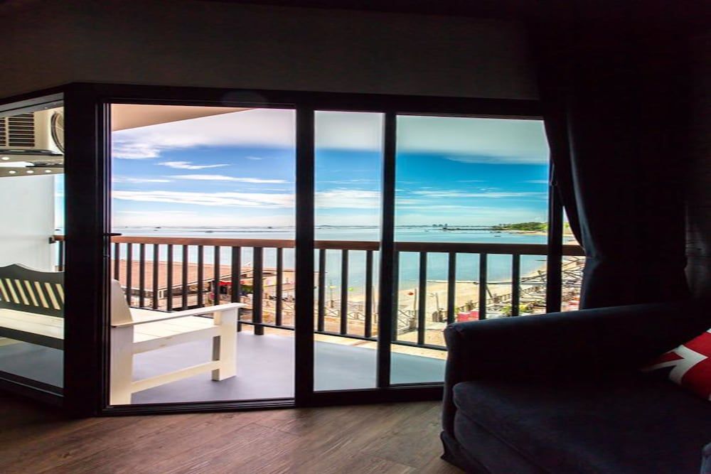 The Loft Seaside Sriracha Superior Room 12