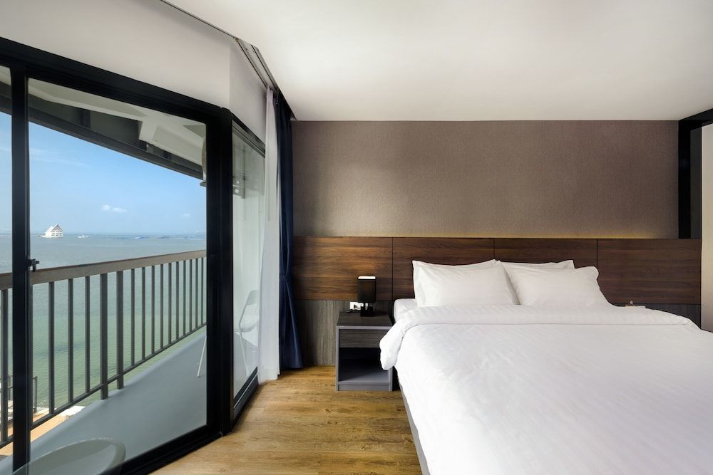 The Loft Seaside Sriracha Superior Room 6