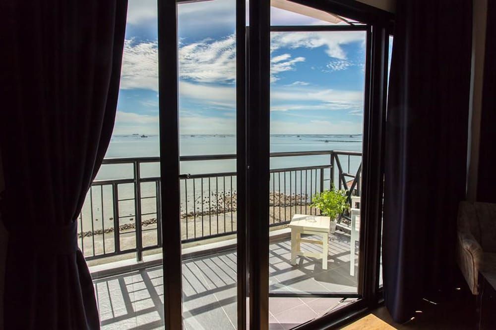 The Loft Seaside Sriracha Deluxe Double Room, 1 Bedroom, Ocean View 3