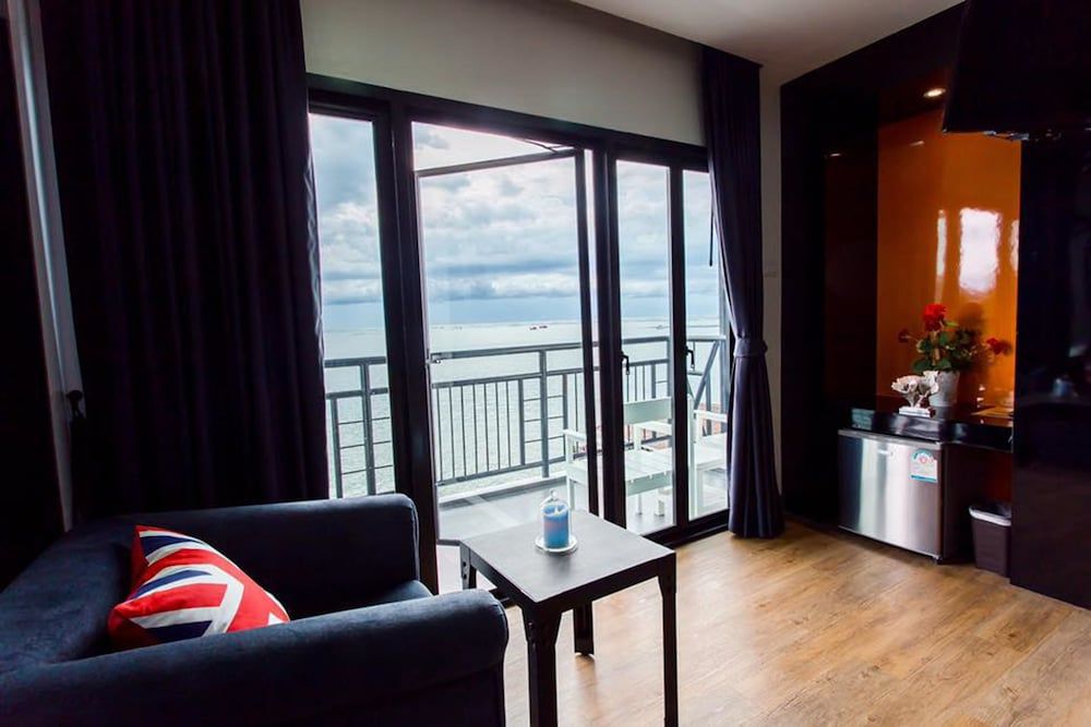 The Loft Seaside Sriracha Deluxe Double Room, 1 Bedroom, Ocean View 7