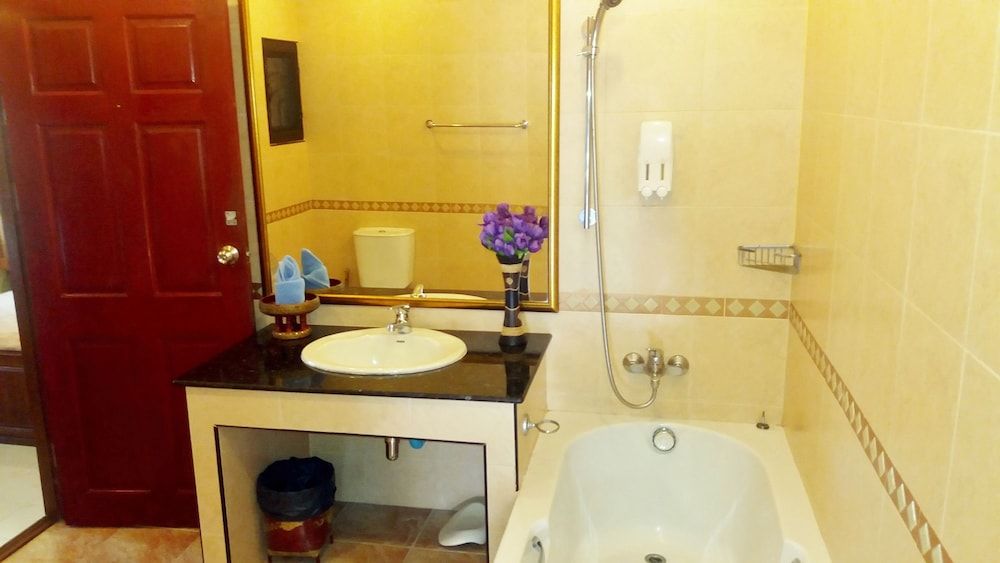 Baan Laksee Pool Villa 4 Bedroom Poolside Villa 8