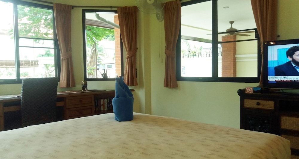 Baan Laksee Pool Villa 4 Bedroom Poolside Villa 14