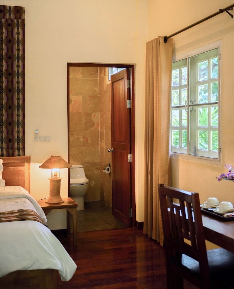 Monoceros Resort Deluxe Room, 1 King Bed 9