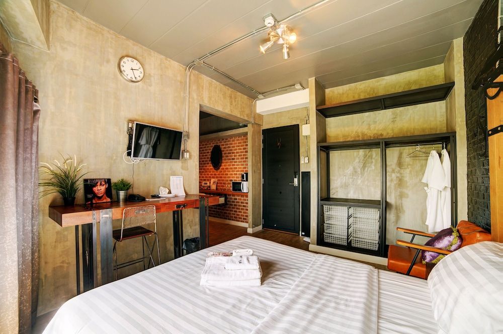 Rent V38 Large Studio 7