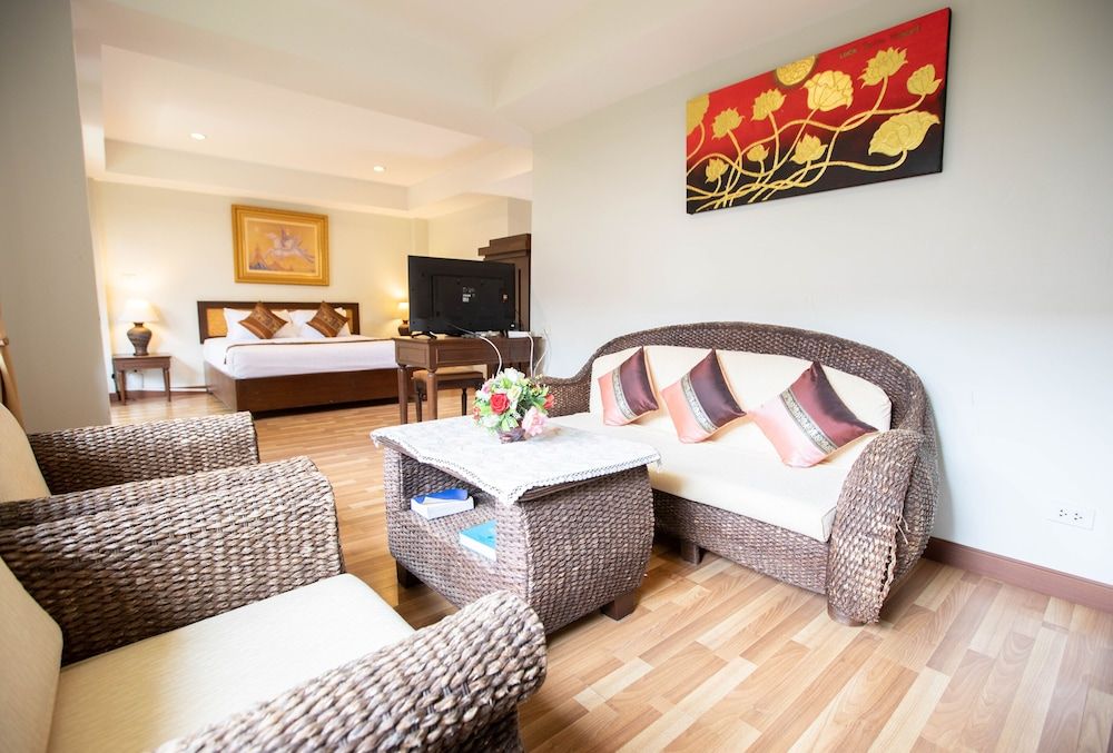 Junior Suite, 1 Queen Bed, Non Smoking, Garden View