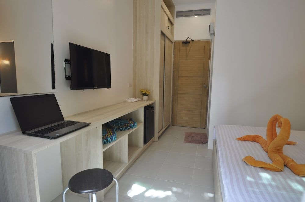 Duangjai Residence Comfort Double Room, 1 King Bed, Non Smoking, Garden View 9