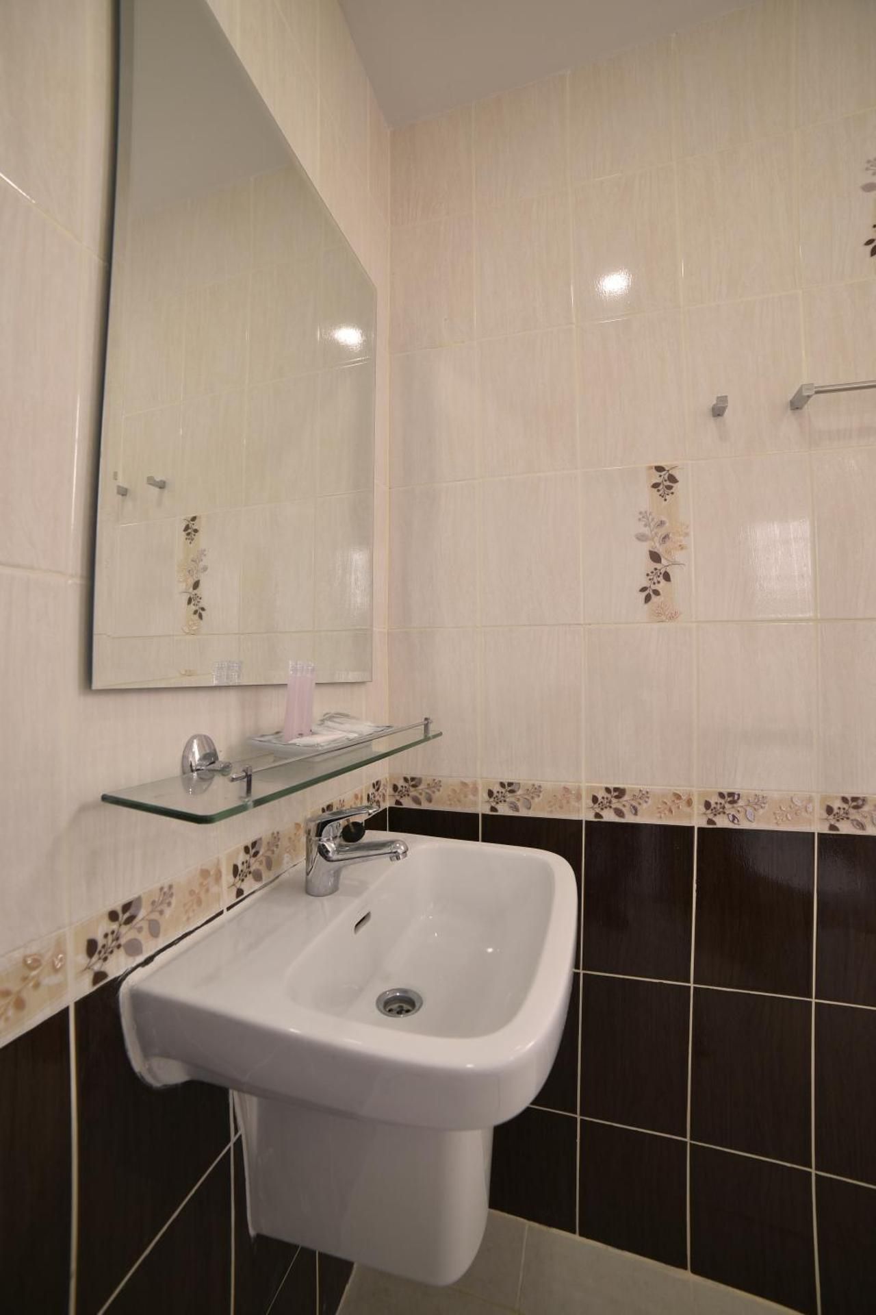 Gold Airport Suites Standard Twin Bed Room 3