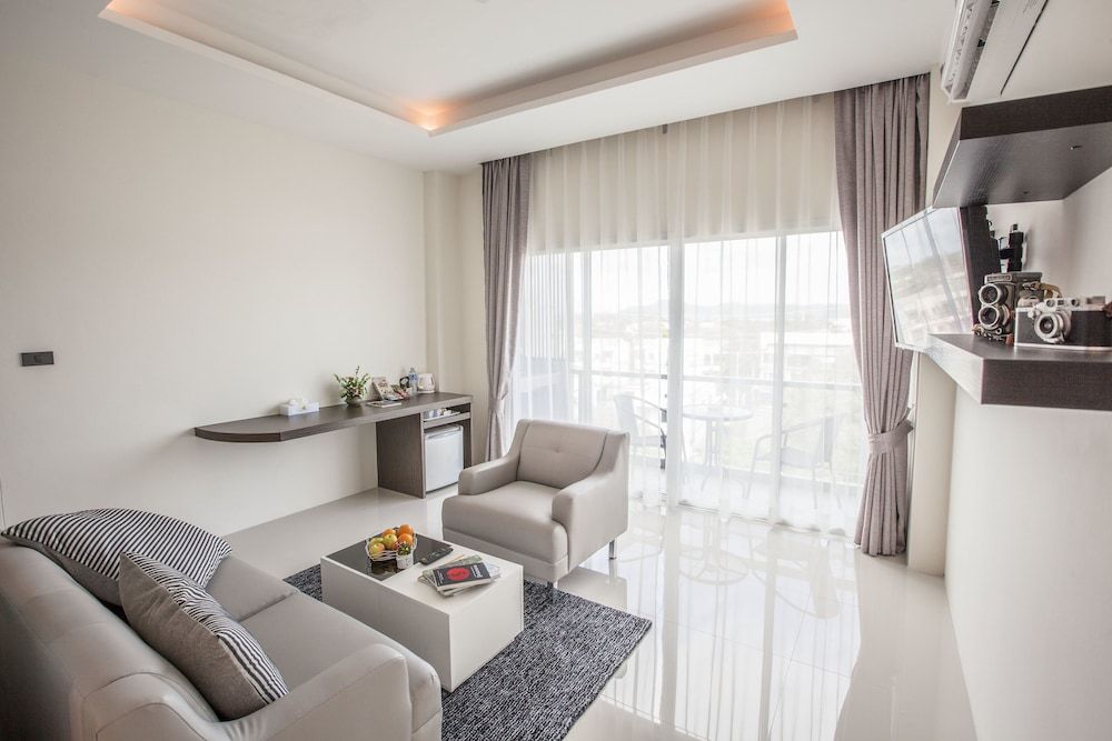 The Elysium Residence Suite King Size Bed 4