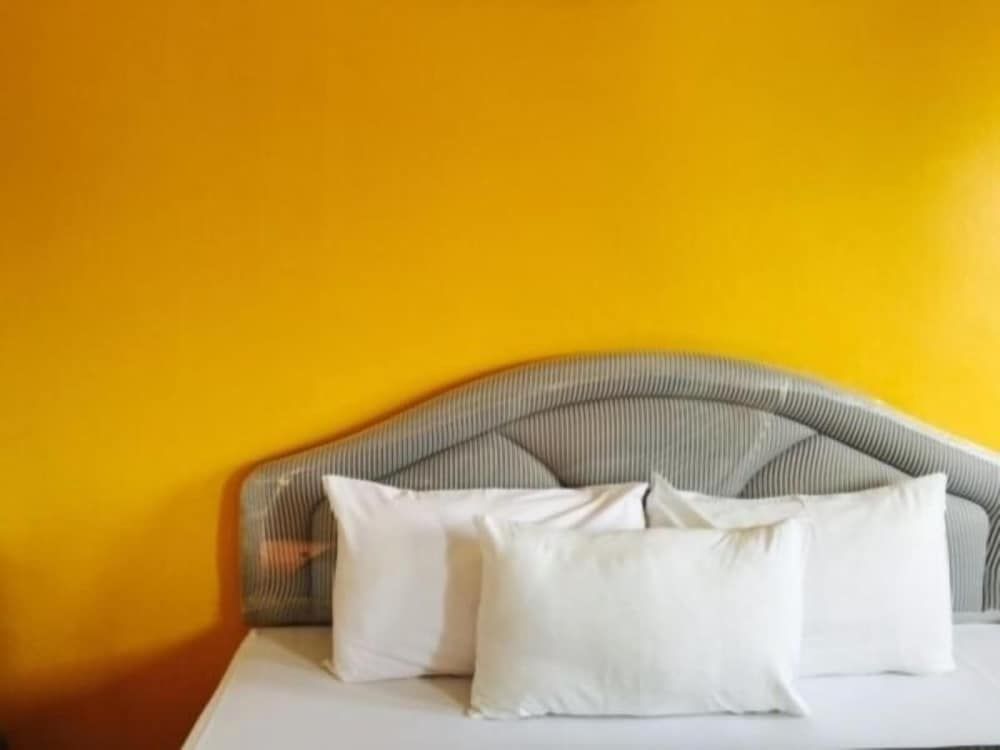 Sri Trang Hotel Deluxe King Bed 3