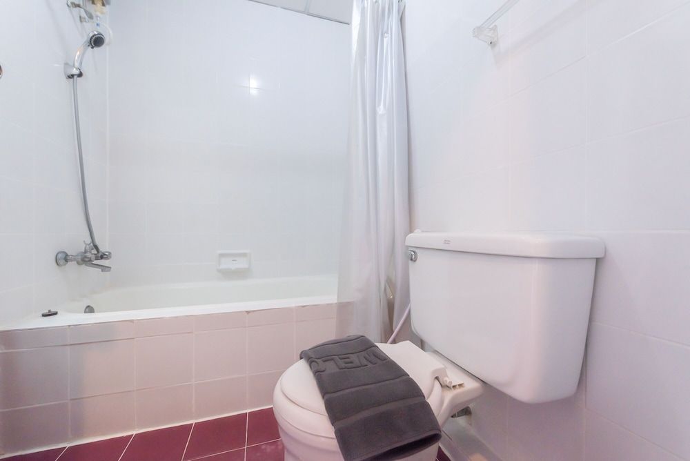 Nonthaburi Palace Hotel Deluxe Twin Room 6