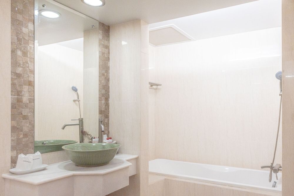 Nonthaburi Palace Hotel Honeymoon Room 14