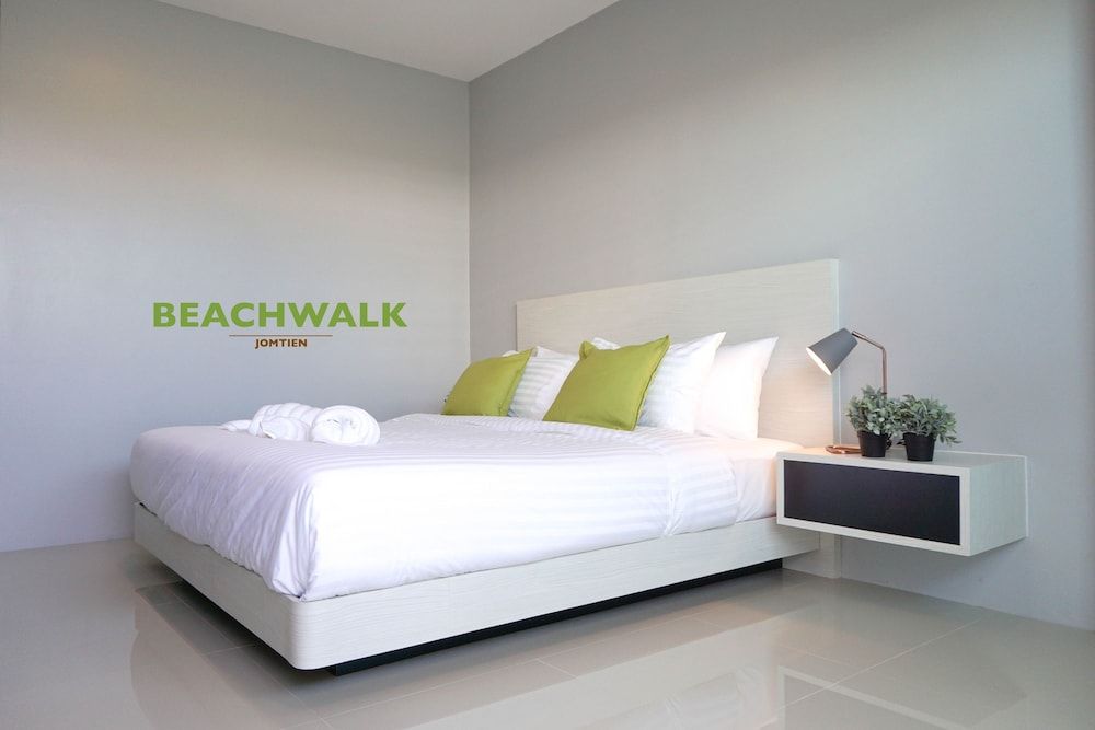 Beachwalk Jomtien Superior Double Room, Balcony 9