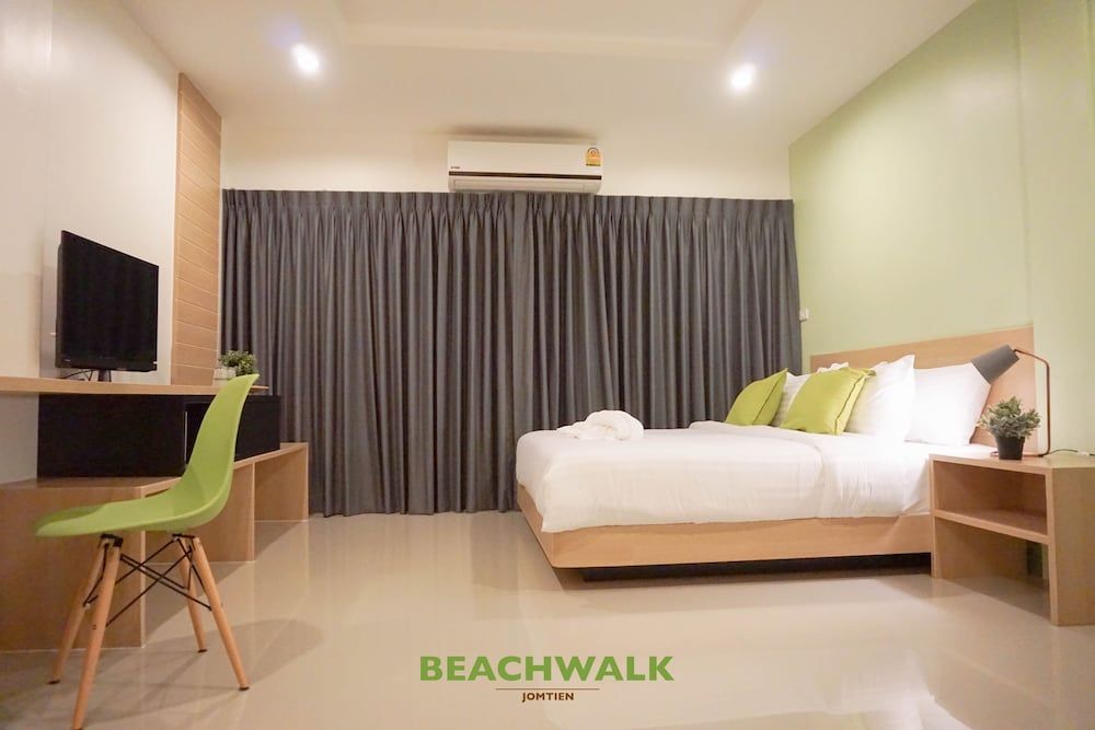 Beachwalk Jomtien Deluxe Double Room, Balcony 7