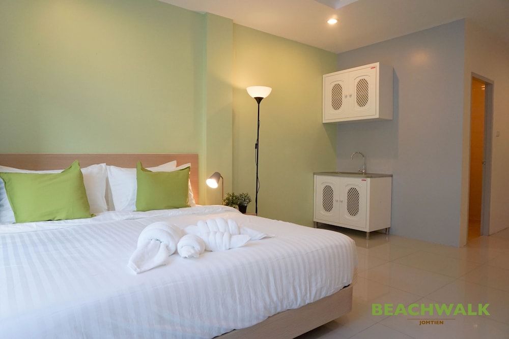 Beachwalk Jomtien Deluxe Double Room, Balcony 3