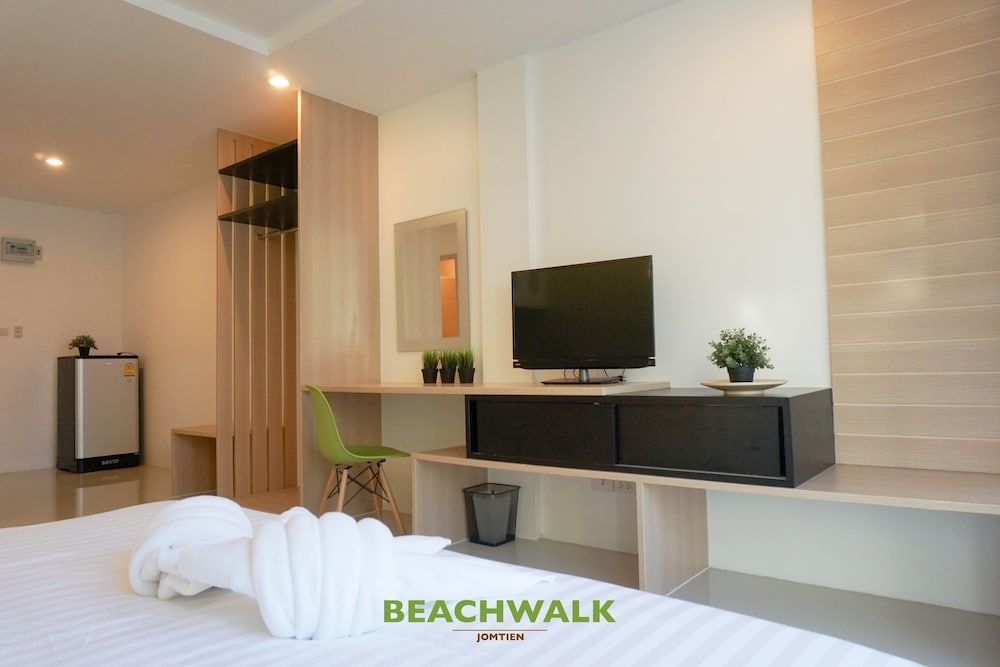 Beachwalk Jomtien Deluxe Double Room, Balcony 10