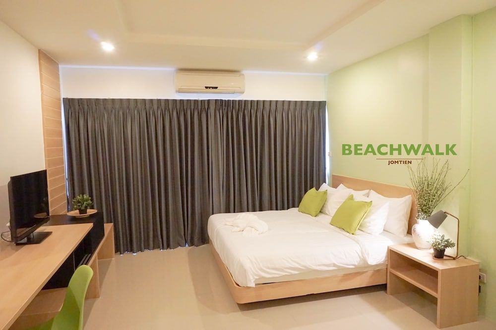 Beachwalk Jomtien Deluxe Double Room, Balcony 6
