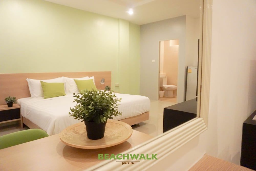 Beachwalk Jomtien Superior Double Room 2