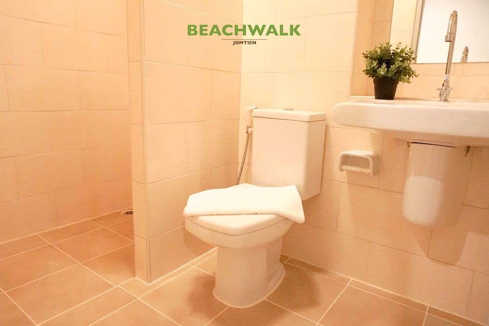Beachwalk Jomtien Deluxe Double Room, Balcony 9