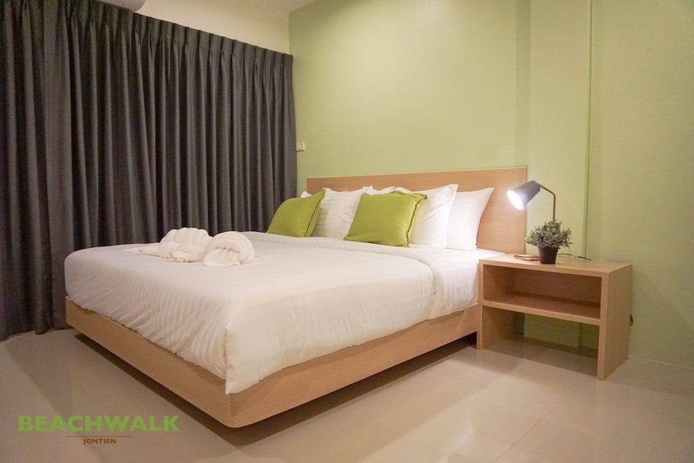 Beachwalk Jomtien Deluxe Double Room, Balcony