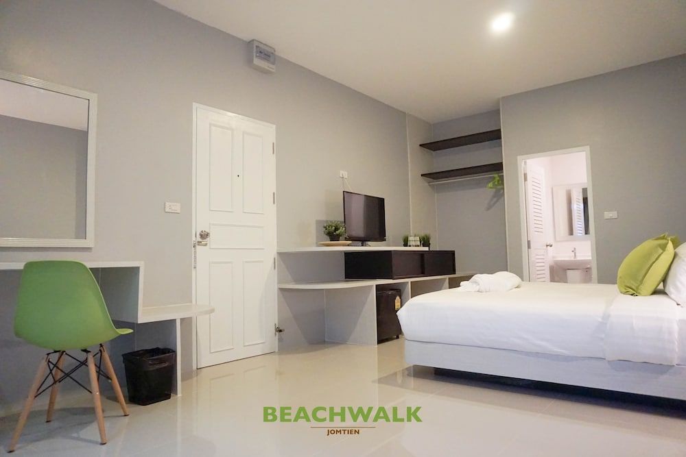Beachwalk Jomtien Superior Double Room, Balcony 3