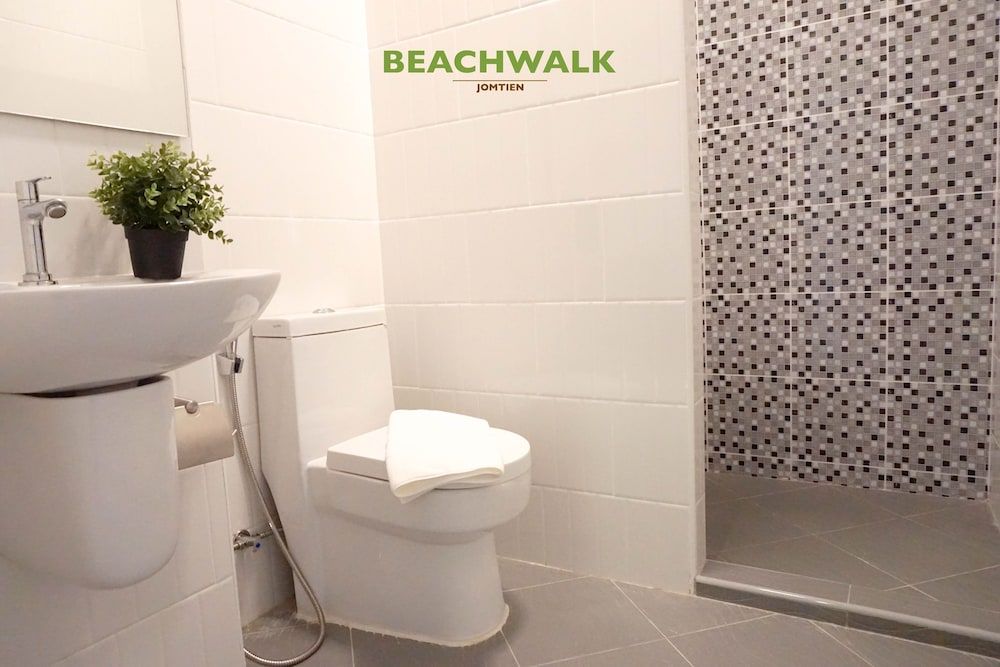 Beachwalk Jomtien Superior Double Room, Balcony 11