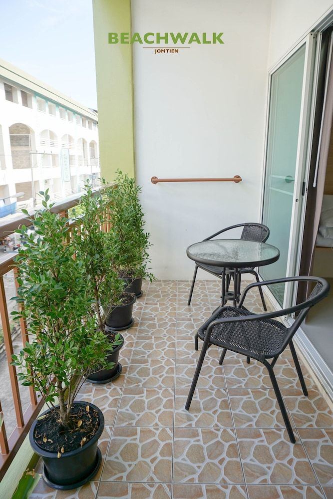 Beachwalk Jomtien Deluxe Double Room, Balcony 8