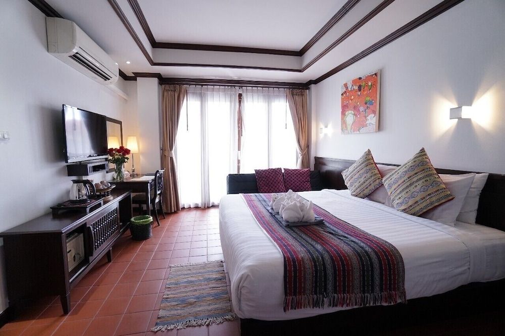 undefined Baan Huen Phen 10