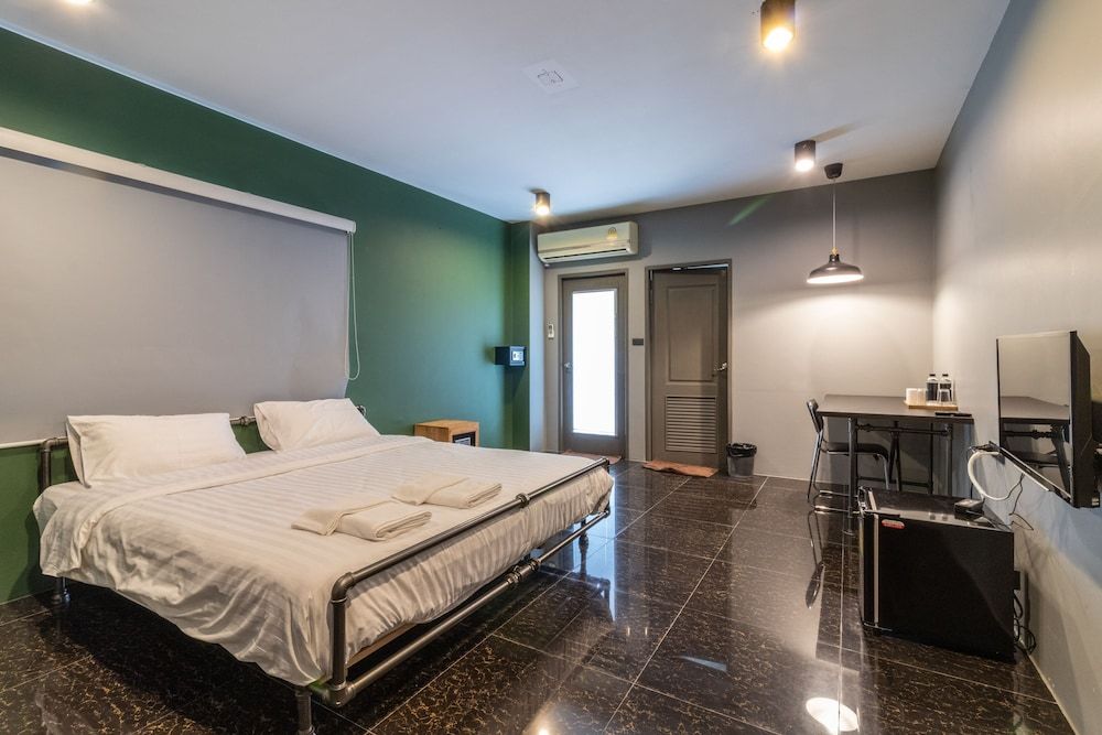 Petchyindee Kingdom Deluxe Single Room 3