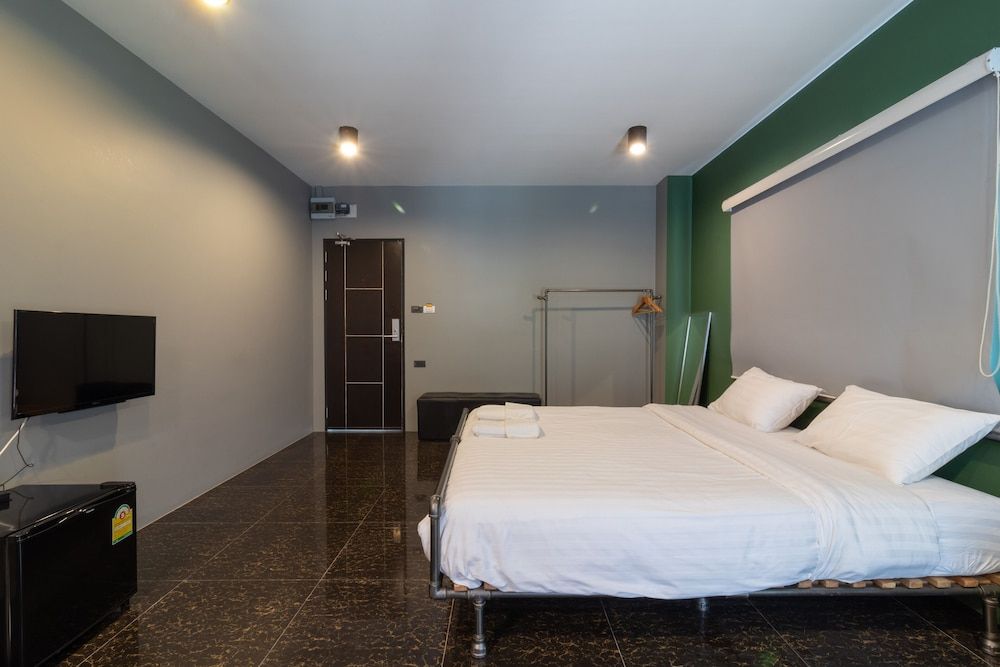 Petchyindee Kingdom Deluxe Single Room 4