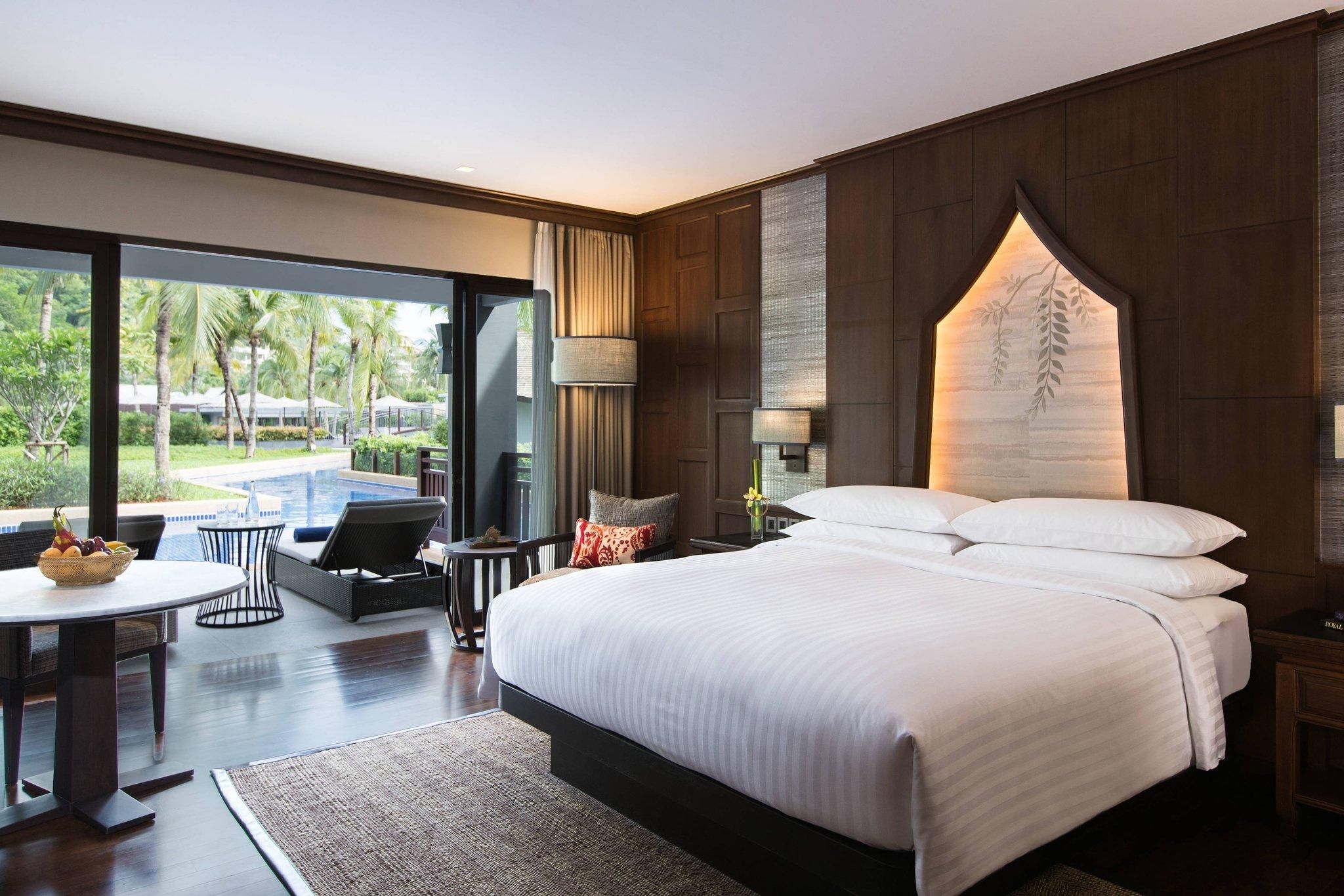 Guest room, 1 King, Pool view, Pool access