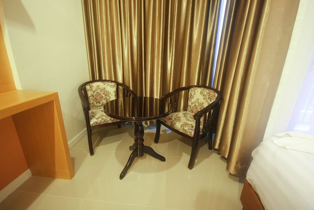 Breezotel Standard Twin Room 6