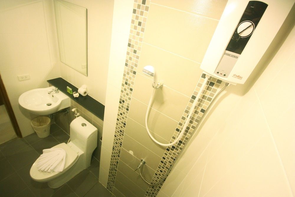 Breezotel Standard Twin Room 5