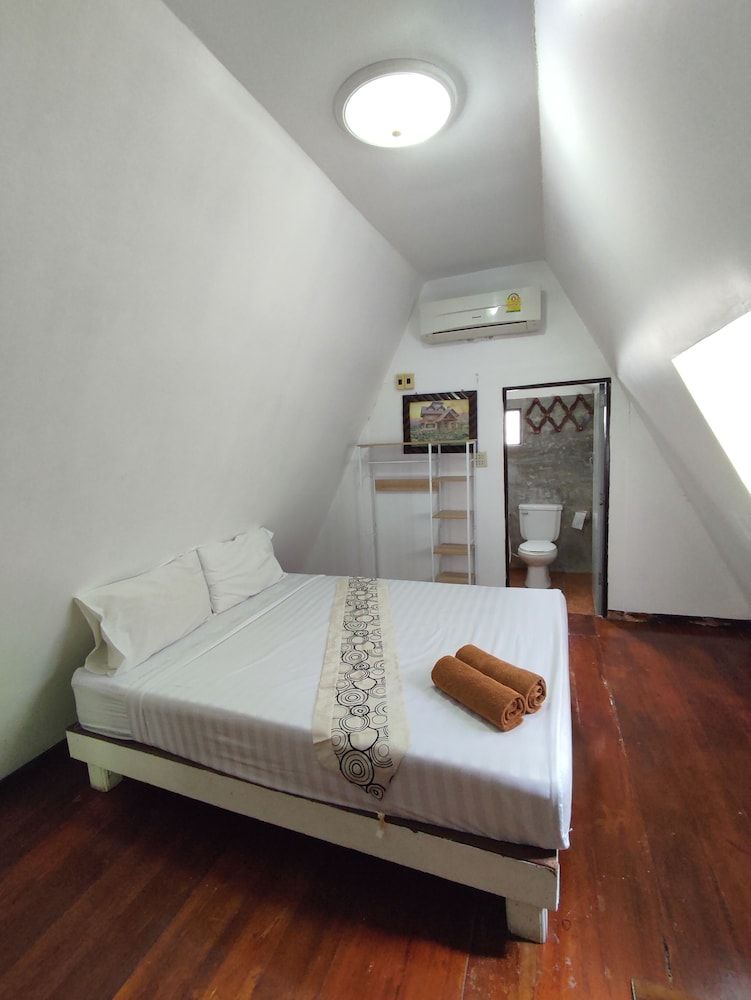 Baansuanlynjee Maeklong Resort Bungalow, Lanai, Garden Area 6