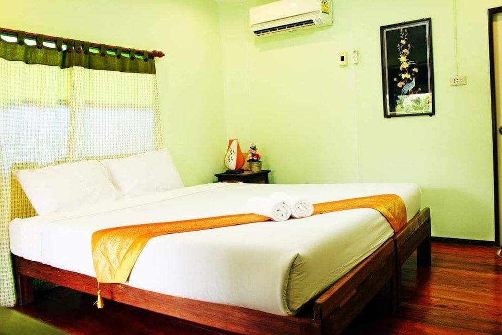 Baansuanlynjee Maeklong Resort Bungalow, Lanai, Garden Area 3