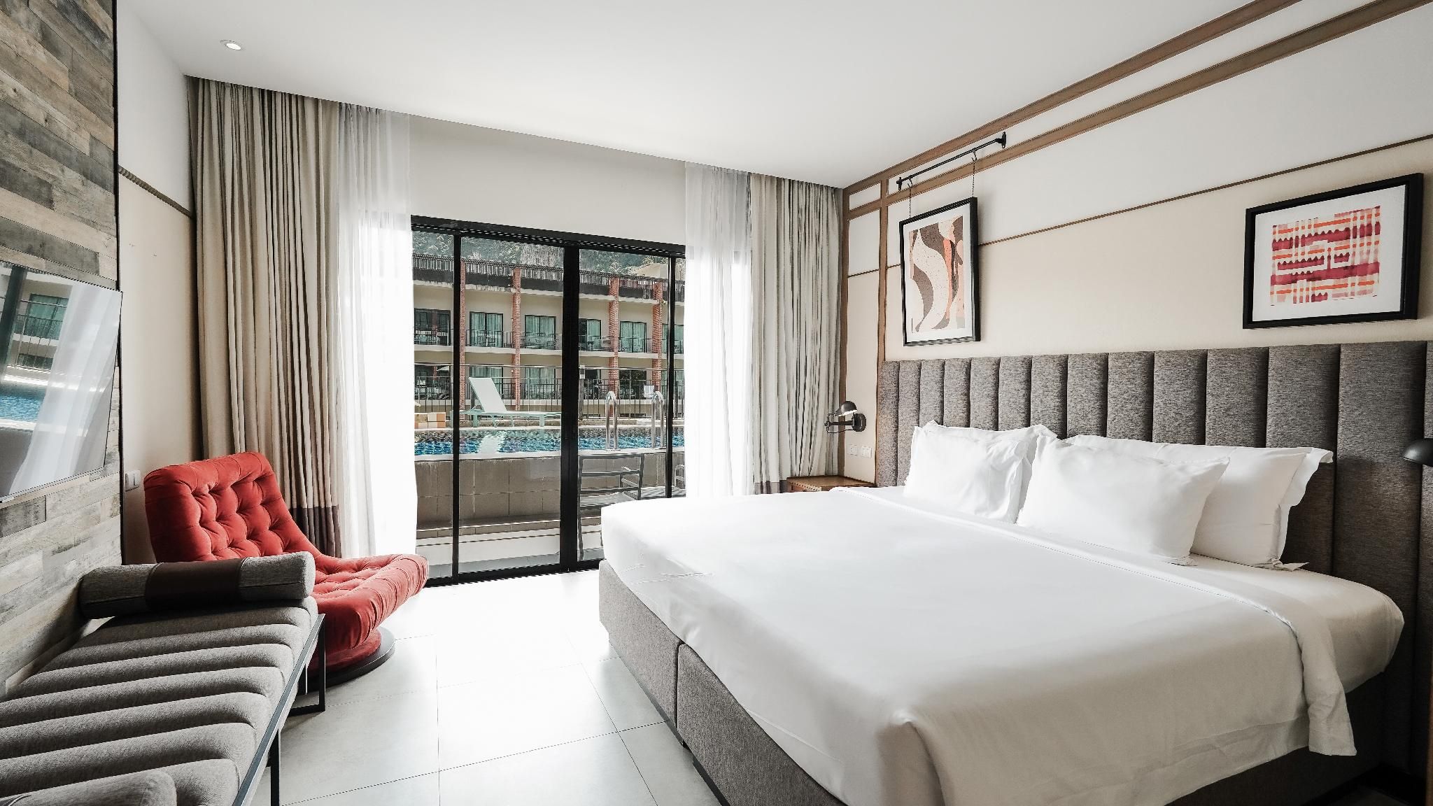 Deluxe Pool Access Room