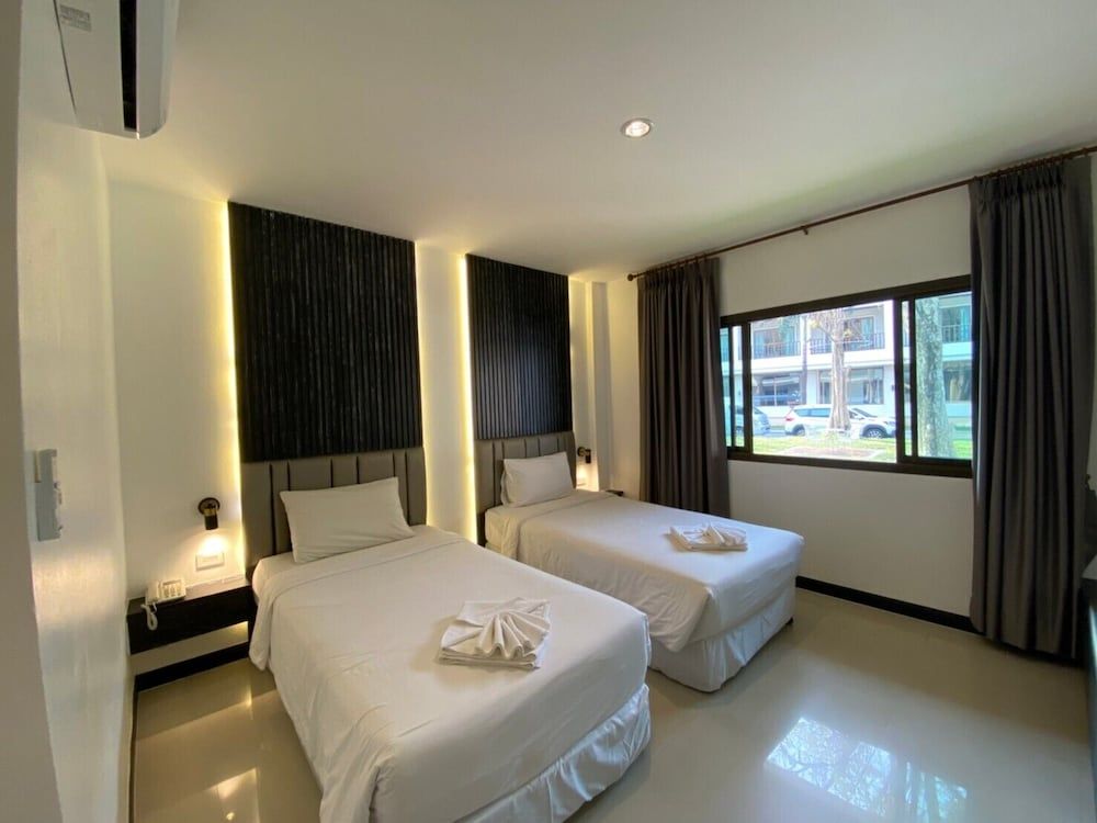 President Hotel Deluxe Twin Room 3