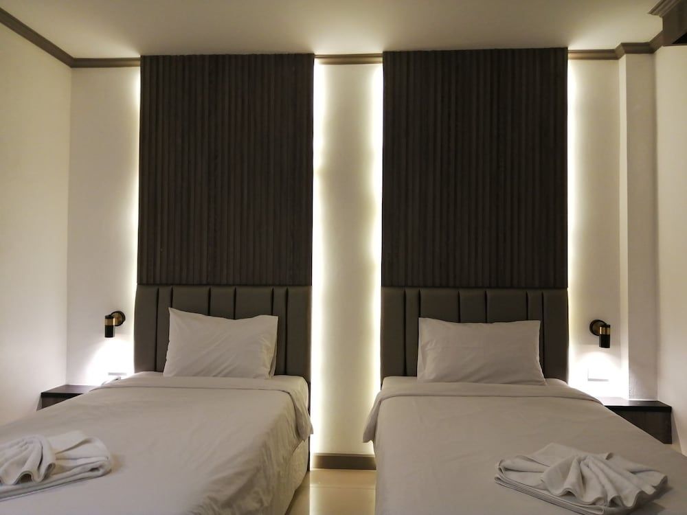 President Hotel Deluxe Twin Room 2